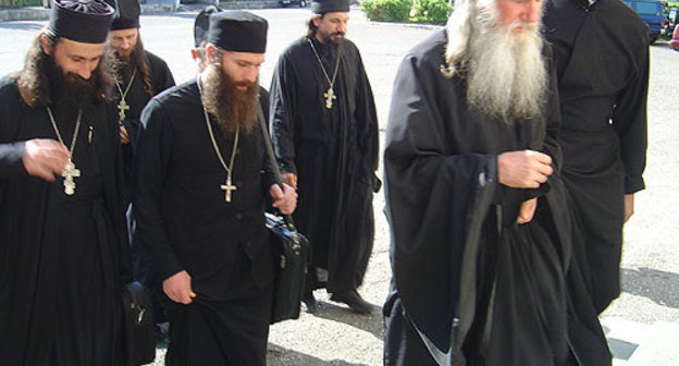 Глава Абхазской Православной церкви иерей Виссарион Аплиаа (второй справа). Фото "Кавказского Узла"