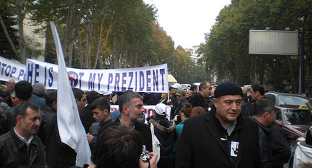 Грузия, Тбилиси, лидер партии "Защити Грузию" Леван Гачечиладзе (справа). 7 ноября 2009 года. Фото "Кавказского Узла"