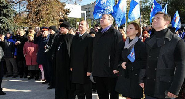 Представители фракции "Единая Россия" в Волгограде. Открытие памятника основателю города Григорию Засекину. 4 ноября 2009 года. Фото с сайта http://edinoros.volgoduma.ru