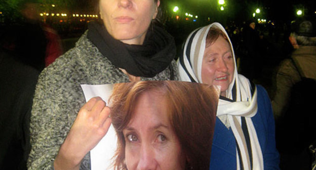 Пикет в поддержку главы ПЦ "Мемориал" Олега Орлова. Фридерике Бер (слева) и Татьяна Касаткина, исполнительный директор Правозащитного центра "Мемориал".Москва, Чистопрудный бульвар, 12 ноября 2009 года. Фото "Кавказского Узла"