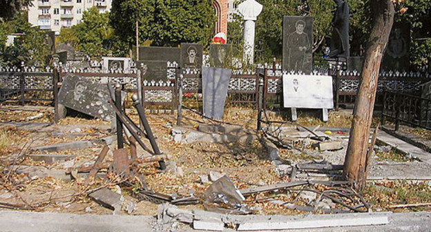 Повреждённое кладбище после событий 8 августа 2008 года. Фото с сайта http://ru.wikipedia.org, автор Лидия Денисенко