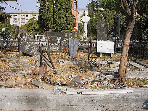 Повреждённое кладбище после событий 8 августа 2008 года. Фото с сайта http://ru.wikipedia.org, автор Лидия Денисенко