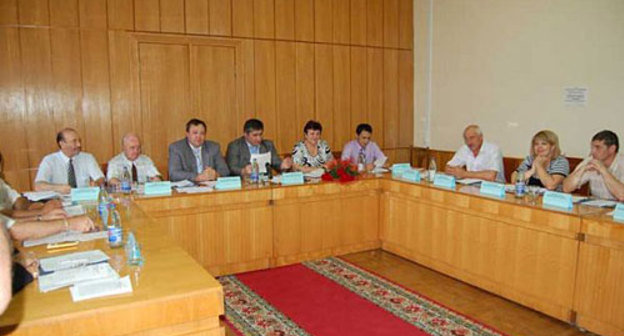 Черкесск, на одном из заседаний избирательной комиссии Карачаево-Черкесии в Доме Правительства. Фото с сайта www.kchr.info