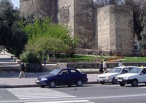 Азербайджан, Баку, «Девичья башня». Фото с сайта http://ru.wikipedia.org