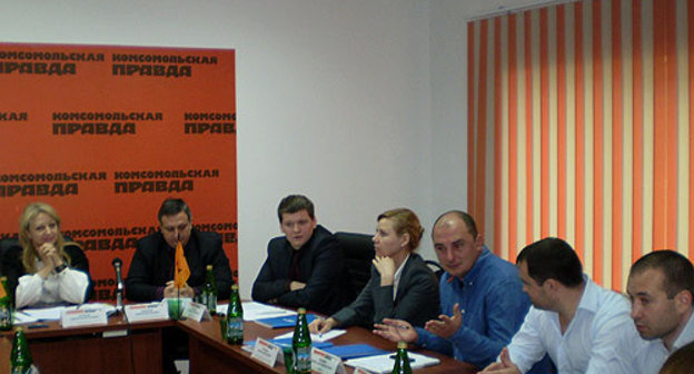 Участники круглого стола "Малый бизнес и кризис: разорение или толчок к росту?" слева направо: начальник управления по финансовому рынку департамента финансового и фондового рынка администрации Краснодарского края Федоренко С.А., начальник управления по развитию малого и среднего предпринимательства департамента инвестиций и проектного сопровождения Краснодарского края Соколов А.Е., исполнительный директор Гарантийного фонда поддержки малого предпринимательства Краснодарского края Игнатьев С.В., начальник отдела развития малого бизнеса ОО в городе Краснодар Ростовского филиала ОАО <<МДМ Банк>> Сорокина М.А., предприниматель Вашина А.В., предприниматель Щетинников Д.Ю., предприниматель Попов Д.А. Краснодар, 18 ноября 2009 года. Фото "Кавказского Узла"