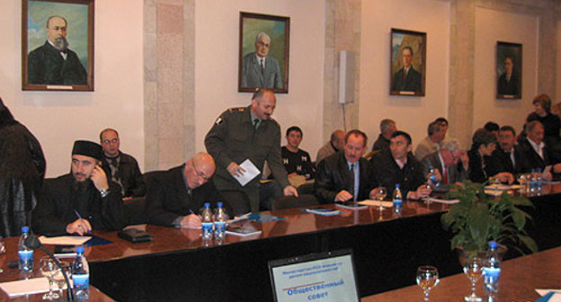 Владикавказ, заседание общественного совета министерства по делам национальностей Северной Осетии. Али - хаджи Евтеев (крайний слева)- председатель духовного управления мусульман Северной Осетии, заместитель председателя национально-культурного общества «Эребуни» Роберт Хачатурян (стоит  в центре). Фото "Кавказского Узла"
