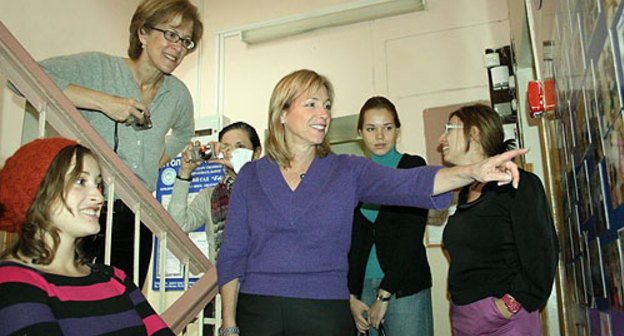 На фото слева направо: Джил Смит, Ализа Докторофф, Алина Фискина , Ядвига Браун  с
переводчиком знакомятся с фотостендами в детском саду "Ганн Геула". Фото "Кавказского Узла"