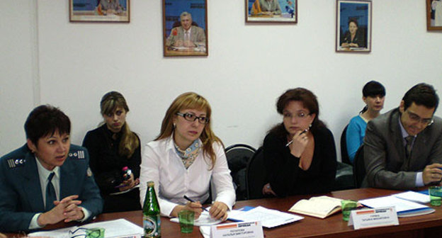 Участники круглого стола "Малый бизнес и кризис: разорение или толчок к росту?" слева направо: начальник отдела налогообложения юридических лиц УФНС по Краснодарскому краю Никитина Т.О., директор КМБ БАНКа в ЮФО Потапова Н.В., начальник сектора организации кредитования малого бизнеса Управления кредитования Краснодарского отделения No.8619 Юго-Западного банка Сбербанка России Гурина Т.М., директор дирекции организации продаж малому бизнесу ЮРД ФК "Уралсиб", ОАО АКБ "Уралсиб - Юг Банк" Романенко А.В. Фото "Кавказского Узла"