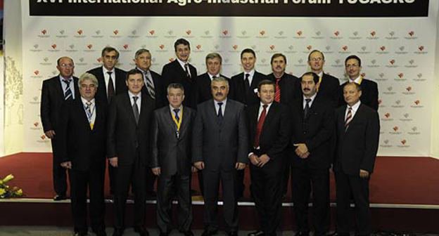 Международный агропромышленный форум "ЮГАГРО" в ВЦ "КраснодарЭКСПО". Заместитель министра сельского хозяйства РФ Александр Беляев (нижний ряд, в центре), замглавы администрации Краснодарского края Евгений Громыко (следущий после А.Беляева), генеральный директор ОАО "Росагролизинг" Леонид Орсик (второй в нижнем ряду). Краснодар, 20 ноября 2009 года. Фото "Кавказского Узла"