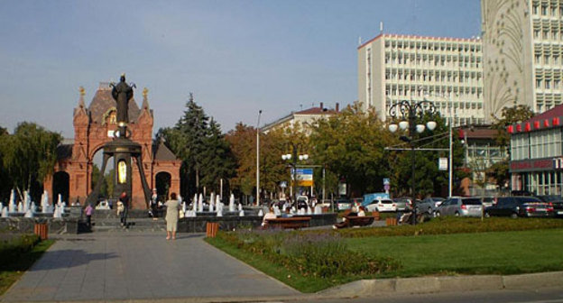 Памятник Святой Великомученице Екатерине и Триумфальная арка на ул.Красной в Краснодаре. Октябрь 2009. Фото "Кавказского Узла"