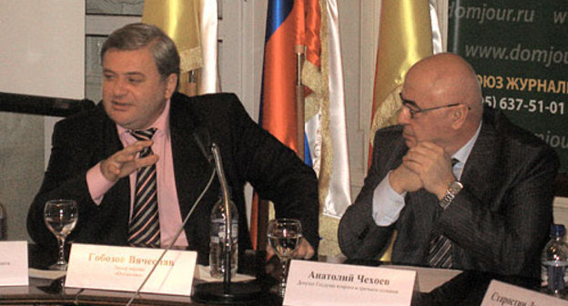 Анатолий Чехоев, депутат Государственной Думы Российской Федерации второго и третьего созывов, экс-секретарь Югоосетинского обкома Компартии Грузии, депутат Верховного Совета СССР в 1989-1991 годах (справа). "Круглый стол" "Южная Осетия. Война. Мир. Неизвестность", посвященный 20-летней годовщине начала грузино-осетинского конфликта. 23 ноября Центарльный дом журналиста, Москва. Фото "Кавказского Узла"
