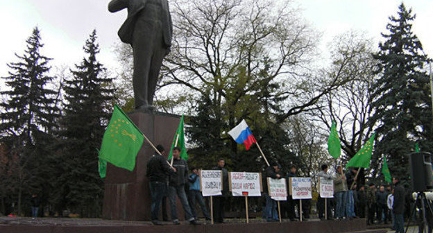 Митинг молодёжного движения "Адыгэ Хасэ" на главной площади г. Черкесска. 26 ноября 2009 года. Фото "Кавказского Узла"