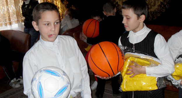 Дети с новой формой и мячами, справа Мария Малтизова. Владикавказ, 24 ноября 2009 года. Фото "Кавказского Узла"