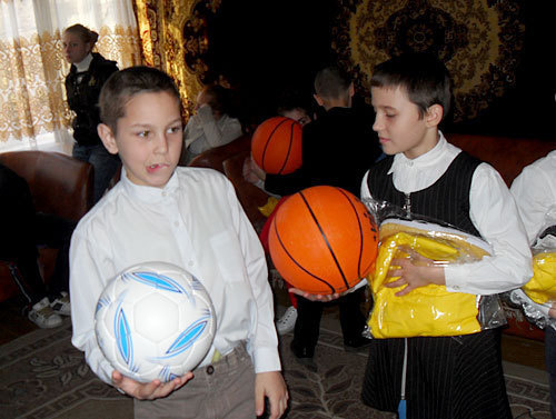 Дети с новой формой и мячами, справа Мария Малтизова. Владикавказ, 24 ноября 2009 года. Фото "Кавказского Узла"