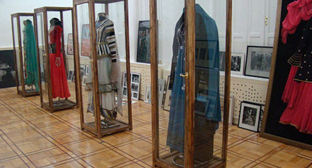 Танцевальные костюмы Нино Рамишвили. Выставочный зал тбилисского Дворца искусств. Фото "Кавказского Узла"