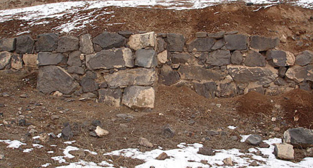 Развалины урартского поселения у подножия Кармир-Блура. Фото с сайта http://ru.wikipedia.org