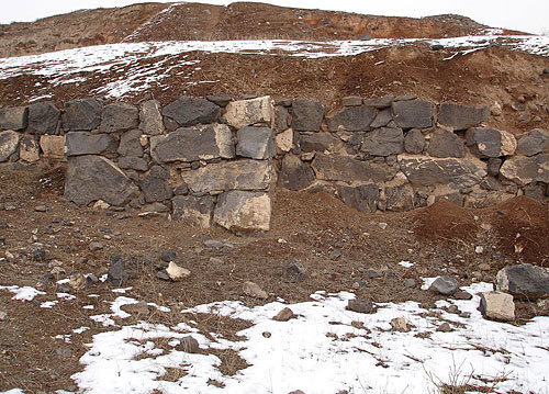 Развалины урартского поселения у подножия Кармир-Блура. Фото с сайта http://ru.wikipedia.org