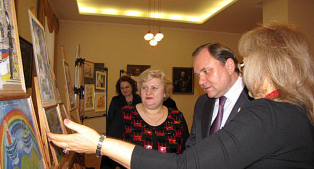 Спикер донского парламента Виктор Дерябкин на выставке детских рисунков, посвященной 20-летию Конвенции о правах ребенка. Ростов-на-Дону, 3 декабря 2009 года. Фото "Кавказского Узла"