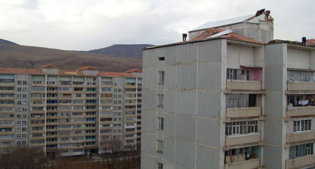 Ремонт крыш в посёлке Московский Усть-Джегутинского района Карачаево-Черкесии. Фото "Кавказского Узла"