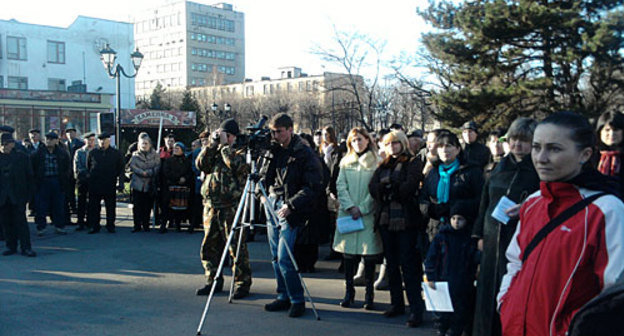 Северная Осетия, Владикавказ, площадь Победы, митинг с требованием закрыть завод "Электроцинк". 5 декабря 2009 года. Фото "Кавказского Узла"