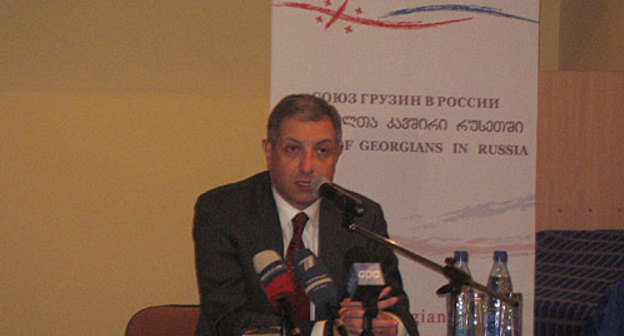 Лидер грузинского оппозиционного движения "За справедливую Грузию" Зураб Ногаидели  на встрече с грузинской диаспорой в Москве, 25 ноября 2009 года. Фото "Кавказского Узла"