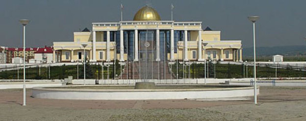 Здание администрации Президента Ингушетии в Магасе. Фото с сайта www.venividi.ru/user/183, автор Артём Русакович