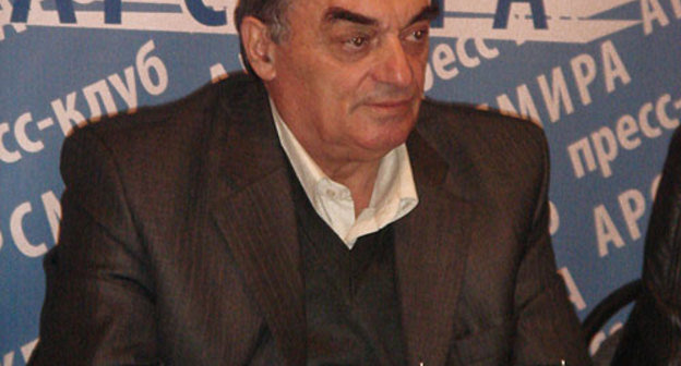 Доверенное лицо кандидата  в президенты Рауля Хаджимбы Омар Берулава. Фото "Кавказского Узла"