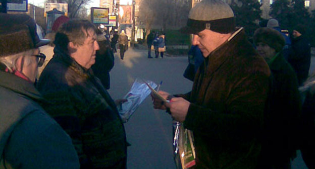 Опрос волгоградцев на улицах города активистами организации "Молодежного антикоррупционного движения", 9 декабря 2009 года. Фото "Кавказского Узла"