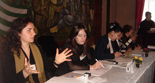 Члены участковой избирательной комиссии. Сухум, 12 декабря 2009 года. Фото "Кавказского Узла"