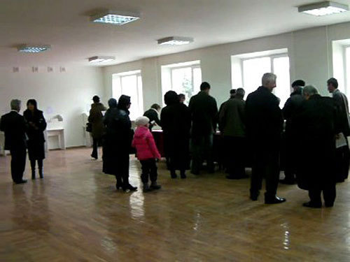 Выборы президента Абхазии в Карачаево-Черкесии. Мэрия города Черкесска, 12 декабря 2009 года. Фото "Кавказского Узла"