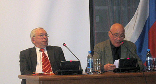 Владимир Лукин (слева) и Владимир Познер на церемонии вручения медали Уполномоченного по правам человека в Российской Федерации "Спешите делать добро". Москва, 8 декабря 2009 года. Фото "Кавказского Узла"