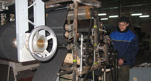 Владикавказ, рабочий предприятия Олег Заруднев за станком для изготовления пакетов- аппликаций, применяемых в лечебных целях. Фото "Кавказского Узла"