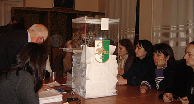 Подготовка к подсчету голосов на избирательном участке №1 округа №5, расположенном в школе №10 в Сухуме. 13 декабря 2009 года. Фото "Кавказского Узла"