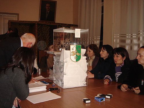 Подготовка к подсчету голосов на избирательном участке №1 округа №5, расположенном в школе №10 в Сухуме. 13 декабря 2009 года. Фото "Кавказского Узла"