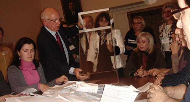 Вскрытие урны для голосования на избирательном участке №1 округа №5, расположенном в школе №10. Сухум, 13 декабря 2009 года. Фото "Кавказского Узла"