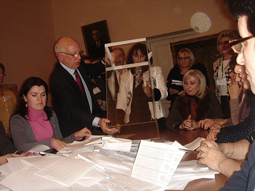 Вскрытие урны для голосования на избирательном участке №1 округа №5, расположенном в школе №10. Сухум, 13 декабря 2009 года. Фото "Кавказского Узла"