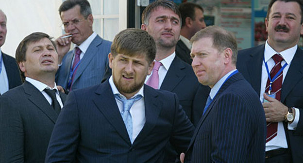 Президент Чечни Рамзан Кадыров (на переднем плане слева). Фото с сайта www.chechnyafree.ru