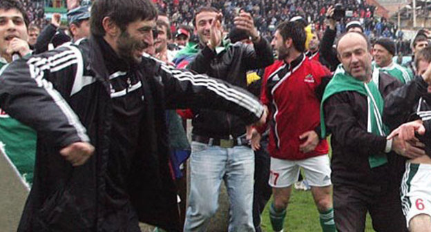 Футболисты "Анжи" празднуют выход в премьер-лигу. Махачкала, стадион «Динамо», 4 ноября 2009г. Фото с сайта http://nv-daily.livejournal.com/