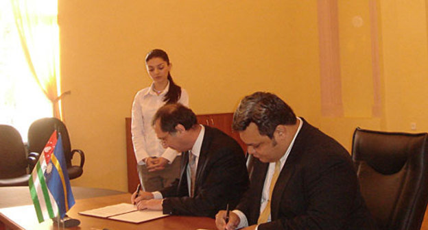 Сергей Шамба и Кирьен Кеке (справа) подписывают соглашение об установлении дипломатических отношений между Абхазией и Республикой Науру. Сухум, 15 декабря 2009 года. Фото "Кавказского Узла"