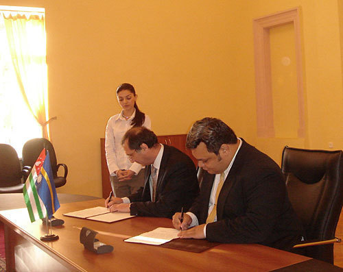 Сергей Шамба и Кирьен Кеке (справа) подписывают соглашение об установлении дипломатических отношений между Абхазией и Республикой Науру. Сухум, 15 декабря 2009 года. Фото "Кавказского Узла"