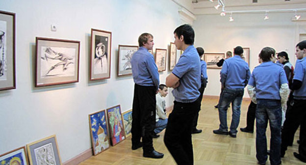 Зрители выставки "Графика против наркотиков"– студенты Ростовского железнодорожного техникума. Ростов-на-Дону, Ростовский областной музей изобразительных искусств, 16 декабря 2009 года. Фото "Кавказского Узла"