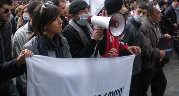 Активисты движения "9 апреля". Митинг грузинских неправительственных организаций и оппозиционных политических партий в память рагона акции протеста 7 ноября 2007 года. Грузия, Тбилиси, 7 ноября 2009 года. Фото "Кавказского Узла" Активисты движения "9 апреля". Митинг грузинских неправительственных организаций и оппозиционных политических партий в память рагона акции протеста 7 ноября 2007 года. Грузия, Тбилиси, 7 ноября 2009 года. Фото "Кавказского Узла"