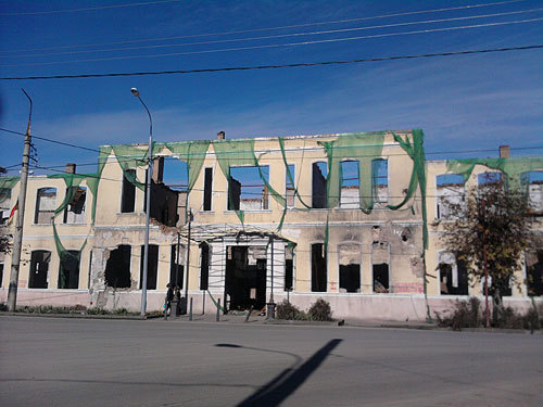 Цхинвал, здание университета. Ноябрь 2009 года. Фото "Кавказского Узла"