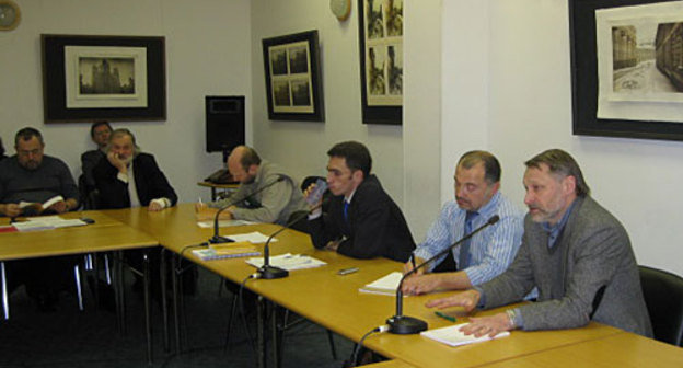 Выступает политолог Дмитрий Орешкин (справа). Далее справа налево: член совета Центра Карнеги Николай Петров, политолог Александр Кынев, эксперт центра "Панорама" Григорий Белонучкин, сопредседатель Республиканской партии Владимир Рыжков (сзади), директор ИГПИ Вячеслав Игрунов, член политсовета "Правого дела" Борис Надеждин. Фото "Кавказского Узла"