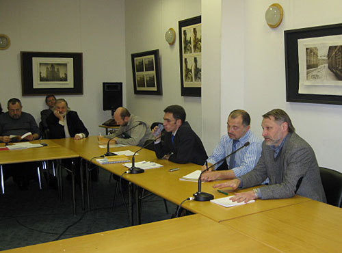 Выступает политолог Дмитрий Орешкин (справа). Далее справа налево: член совета Центра Карнеги Николай Петров, политолог Александр Кынев, эксперт центра "Панорама" Григорий Белонучкин, сопредседатель Республиканской партии Владимир Рыжков (сзади), директор ИГПИ Вячеслав Игрунов, член политсовета "Правого дела" Борис Надеждин. Фото "Кавказского Узла" Выступает политолог Дмитрий Орешкин (справа). Далее справа налево: член совета Центра Карнеги Николай Петров, политолог Александр Кынев, эксперт центра "Панорама" Григорий Белонучкин, сопредседатель Республиканской партии Владимир Рыжков (сзади), директор ИГПИ Вячеслав Игрунов, член политсовета "Правого дела" Борис Надеждин. Фото "Кавказского Узла"