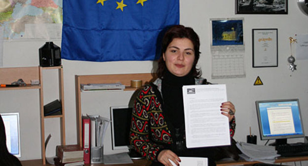 Координатор "Центра по правам человека" Анна Нацвлишвили с отпечатанной анкетой для посольств. Грузия, Тбилиси. Фото "Кавказского Узла"