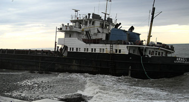 Корабль "Арас-1", порт Сочи. 20 декабря 2009 года. Фото "Кавказского Узла" Корабль "Арас-1", порт Сочи. 20 декабря 2009 года. Фото "Кавказского Узла"