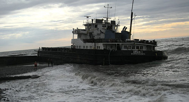 Корабль "Арас-1", порт Сочи. 20 декабря 2009 года. Фото "Кавказского Узла" Корабль "Арас-1", порт Сочи. 20 декабря 2009 года. Фото "Кавказского Узла"