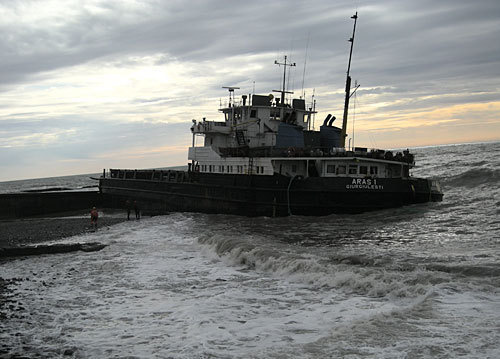 Корабль "Арас-1", порт Сочи. 20 декабря 2009 года. Фото "Кавказского Узла"