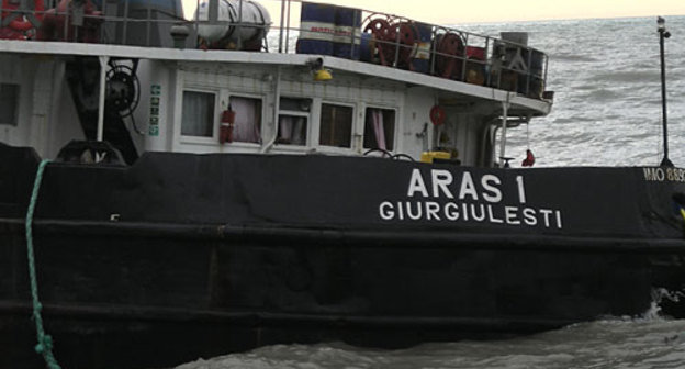 Молдавское судно "Арас-1", порт Сочи. 20 декабря 2009 года. Фото "Кавказского Узла"